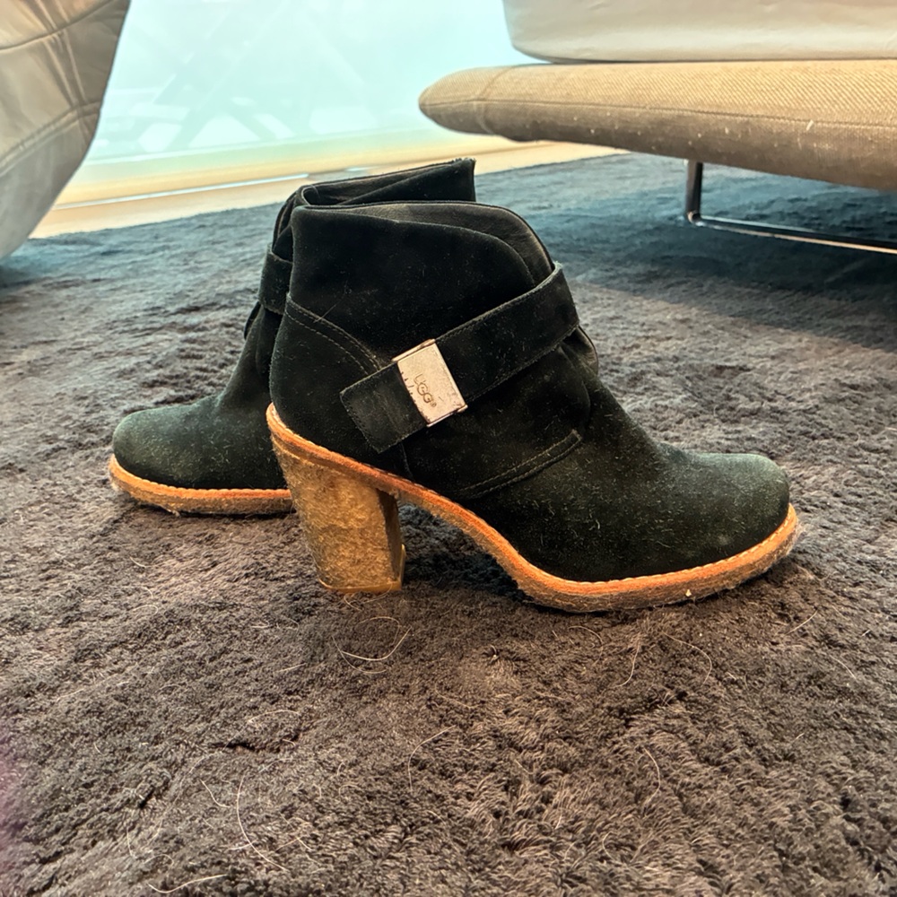 UGG Brienne Booties - S/N 3212
Pre worn condition